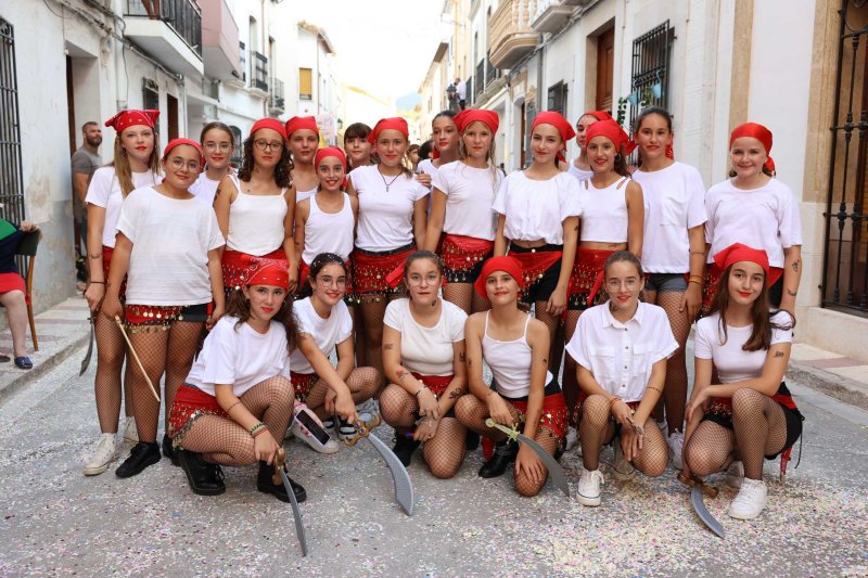 Les carrosses de Gata omplin el recorregut d’enginy, confeti,… i crítiques per l’entrada de bous “sorpresa” Les carrosses de Gata omplin el recorregut d’enginy, confeti,… i crítiques per l’entrada de bous “sorpresa”